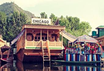 Chicago Group of Houseboats has rooms with a private hot tub