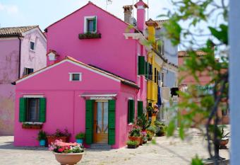 Night Galleria holiday home - bed & art in Burano - the pink house allows 18 year olds to book a room