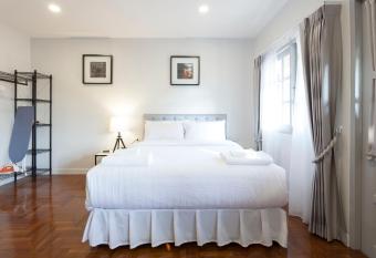 Cozy Home by Nan has rooms with a private hot tub