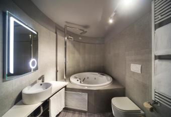 MO.OM Hotel has rooms with a private hot tub