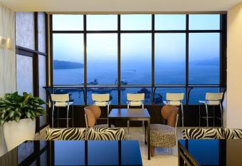 Hu Yue Lakeview Hotel allows 18 year olds to book a room