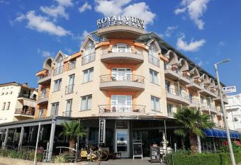 Royal View Villa has rooms with a private hot tub