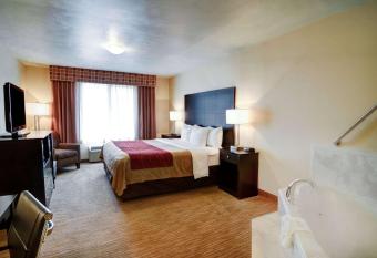 Comfort Inn & Suites Amarillo has rooms with a private hot tub