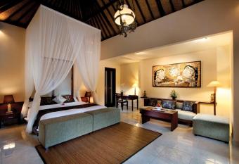 Bebek Tepi Sawah Restaurant & Villas has rooms with a private hot tub