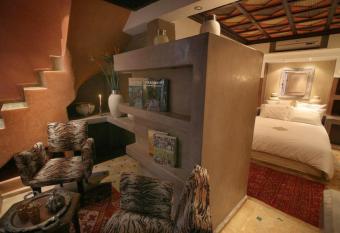 Riad Moullaoud has rooms with a private hot tub