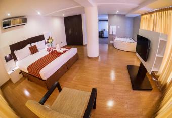 Allpa Hotel & Suites has rooms with a private hot tub