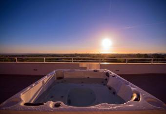 La Terrazza di Harmakhis has rooms with a private hot tub