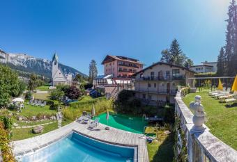Hotel Cresta has Balcony rooms
