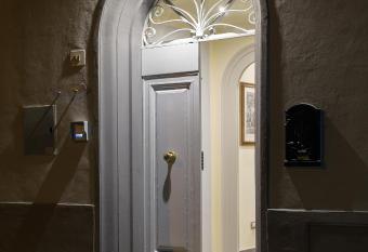 VIA NALDINI n 61 has Balcony rooms