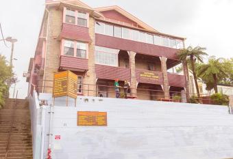 Katoomba Mountain Lodge allows 18 year olds to book a room