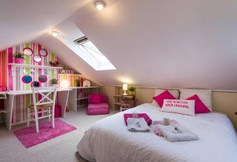 2 chambres d h  te proche Lille Gare allows 18 year olds to book a room