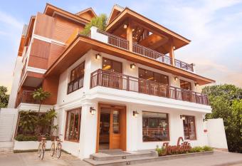 Jomkitti Boutique Hotel allows 18 year olds to book a room