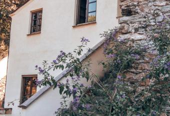 Le Petit Chateau has Balcony rooms