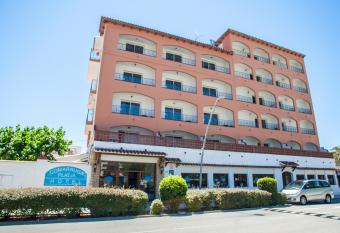 Hotel Comarruga Platja allows 18 year olds to book a room