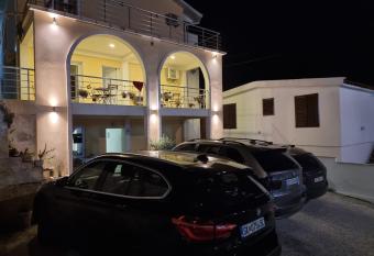 IN Villa Guesthouse has Balcony rooms