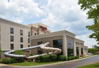 Hampton Inn Bermuda Run allows 18 year olds to book a room
