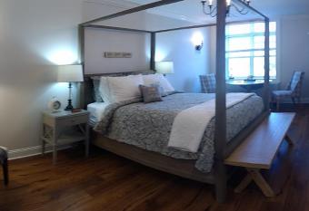 Harbor House Inn has rooms with a private hot tub