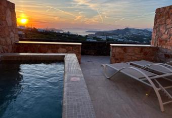 Aroma Cavas has rooms with a private hot tub