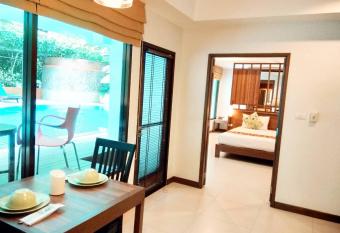 Ratana Hill Patong has rooms with a private hot tub