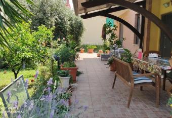 App con Giardino porticato di uso esclusivo solo per le Famiglie has Balcony rooms