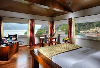 Grand Hotel Riva has rooms with a private hot tub