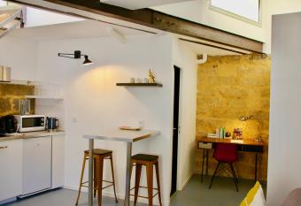 Joli studio avec terrasse, coeur historique - protocole sanitaire strict allows 18 year olds to book a room