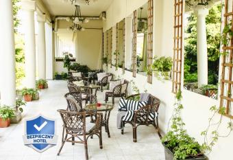 Miodosytnia Aparthotel allows 18 year olds to book a room