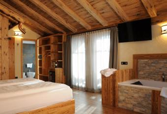 Hotel Helvetia has rooms with a private hot tub