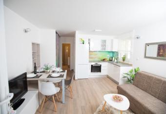 Apartman Roza has Balcony rooms