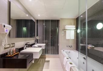 Best Western Premier Marina Las Condes has rooms with a private hot tub