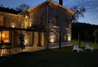   n Kanaliois has rooms with a private hot tub