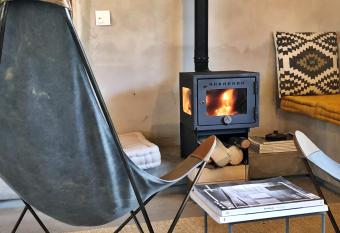 Dominio Vale Flores allows 18 year olds to book a room