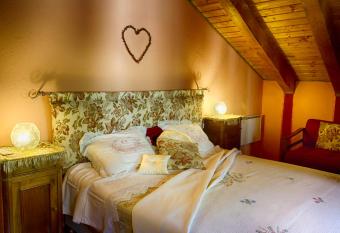 Quart de Lune - Boutique B&B allows 18 year olds to book a room
