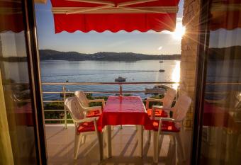 Villa Suzana has Smoking/Balcony rooms