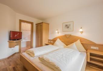 Landhaus Kristall has Balcony rooms