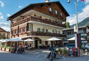 Hotel Romana has Balcony rooms