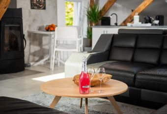 apartamenty kamienica has rooms with a private hot tub