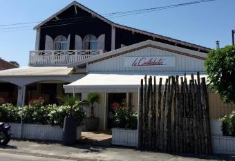 H  tel Le Caillebotis allows 18 year olds to book a room