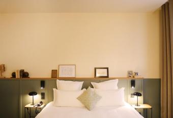 Globe Et Cecil allows 18 year olds to book a room