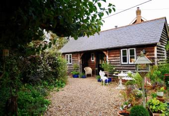 Wayside Cottage has Balcony rooms