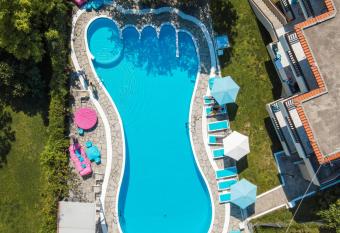 Macedon has Balcony rooms