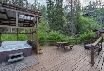 Harney Camp Cabins has Balcony rooms
