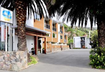 Sumner Bay Motel has Balcony rooms