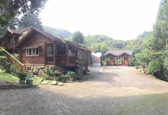 Jin Zu Cottage allows 18 year olds to book a room