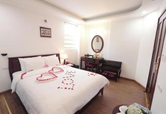 Hanoi Siva Luxury Hotel & Travel has rooms with a private hot tub