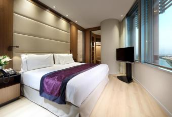 Eurostars Torre Sevilla has rooms with a private hot tub