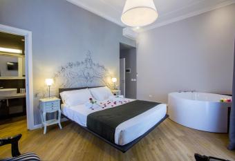 Ara Suite has rooms with a private hot tub