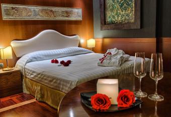 BV Grand Hotel Assisi has rooms with a private hot tub