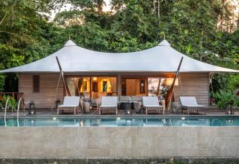 Sundy Praia Lodge has rooms with a private hot tub