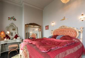 La Rosa Hotel allows 18 year olds to book a room